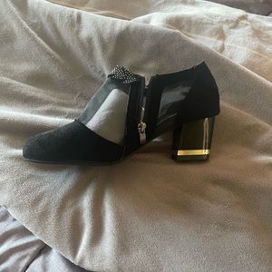 Size 38, bootie with mesh, bling and gold detail